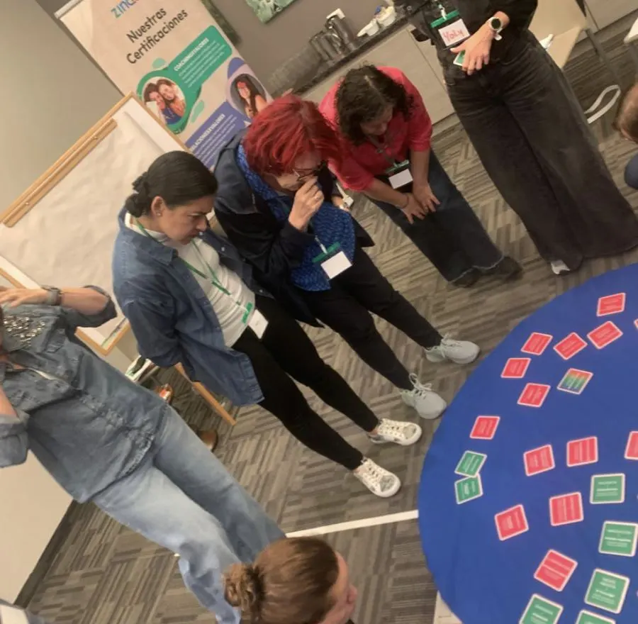 Participantes trabajando con las cartas de El Valor de los Valores